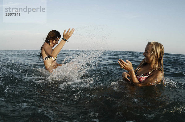 Mädchen Teenager spielen im Meer