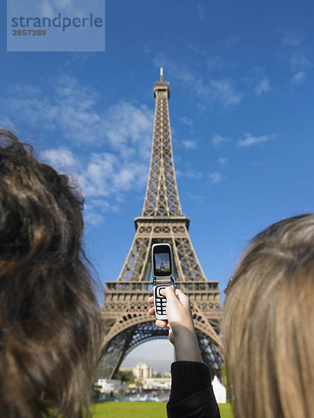 Frauen fotografieren den Eiffelturm