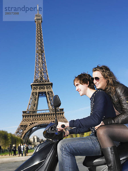 Paar auf Moped in Paris