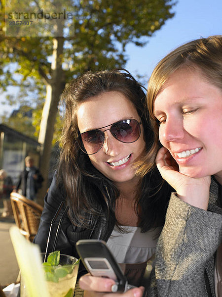 Frauen auf der Terrasse des Cafés