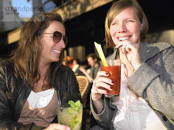 Frauen auf der Terrasse des Cafés