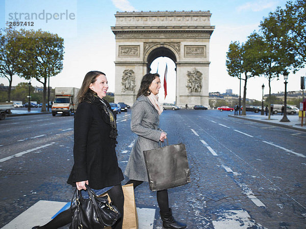 Frauen auf der Champs Elysees