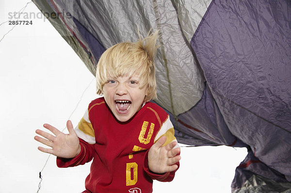 Junge spielt unter dem Zelt