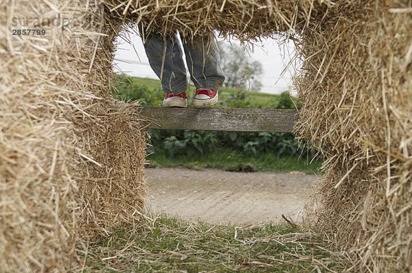 Junge klettert in Heuballen