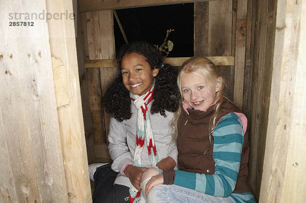 Zwei junge Mädchen im Baumhaus