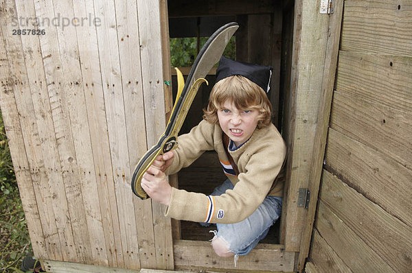 Junge spielt im Baumhaus