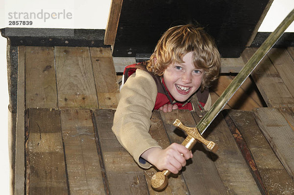 Junge spielt im Baumhaus