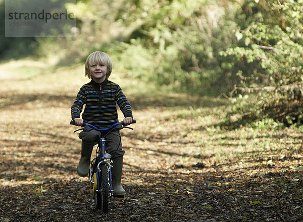 Junge auf dem Fahrrad in der Natur