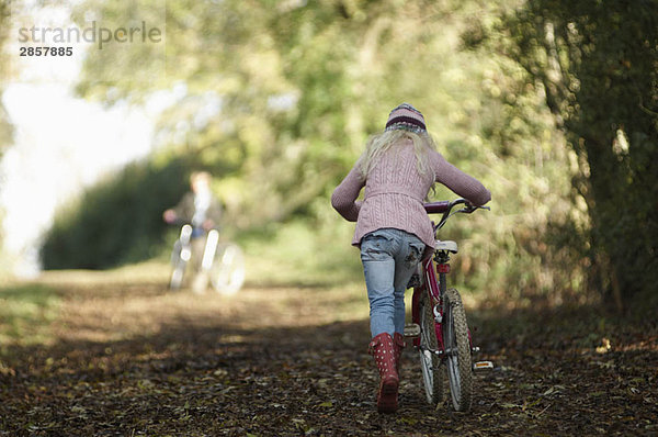 Girl Walking Bike auf dem Landweg