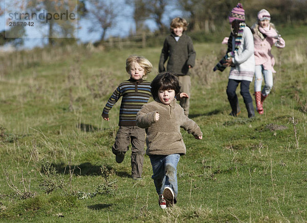 Kinder beim Laufen auf dem Land