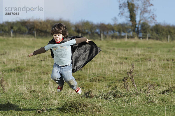 Superheld Junge im Feld
