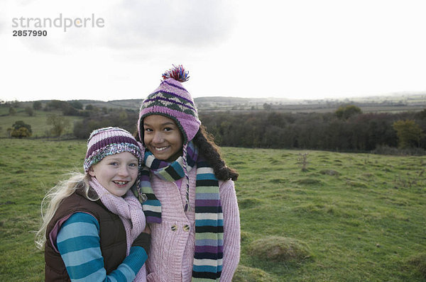 Zwei Mädchen auf dem Hügel auf dem Land