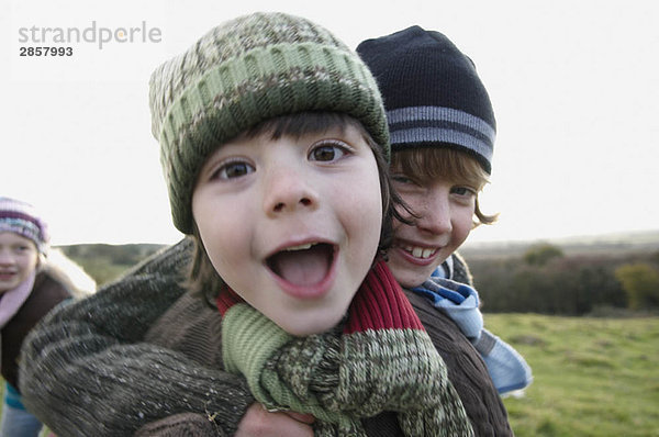 Zwei Jungen spielen im Feld