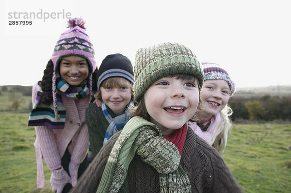 Kinder  die auf dem Feld spielen