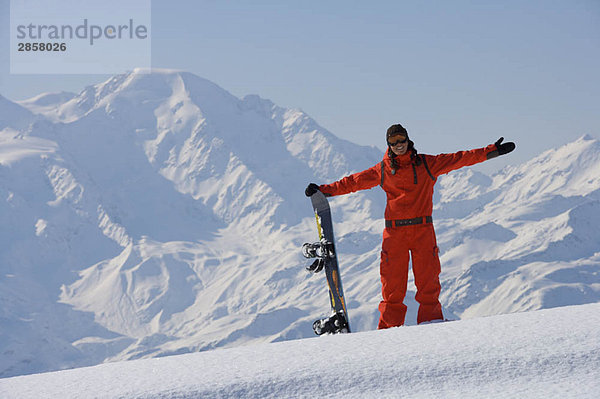 Snowboarderin im Schnee posierend