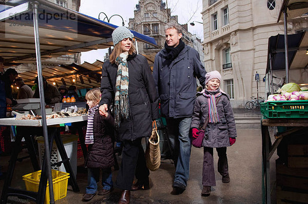 Familienwandern im Freiluftmarkt