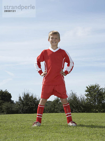 Junger Fußballspieler stehend