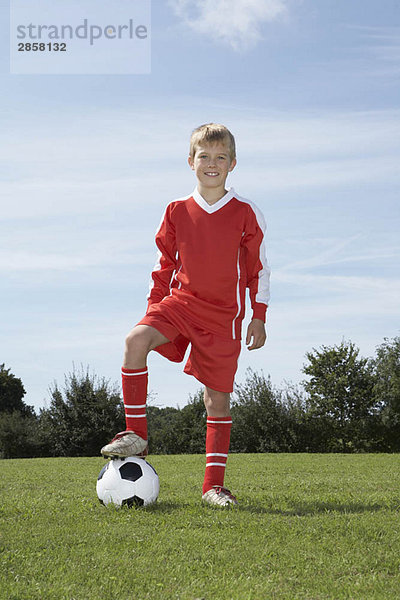 Junger Fußballspieler mit Ball