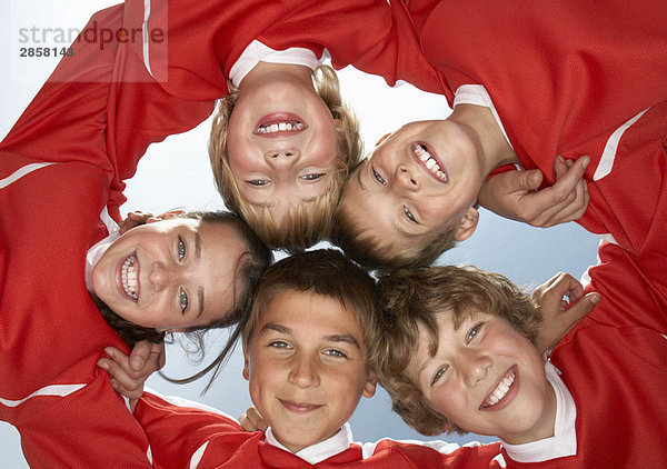 Niedriger Aussichtspunkt der jungen Fußballmannschaft