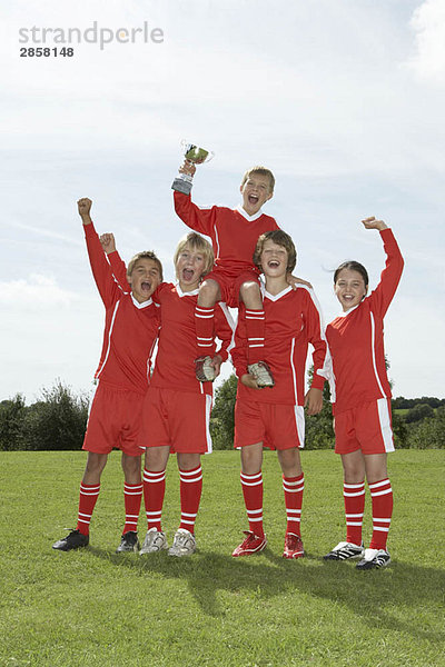 Fußballmannschaft mit Trophäe