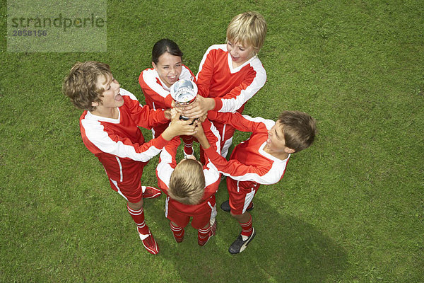 Fußballmannschaft mit Trophäe