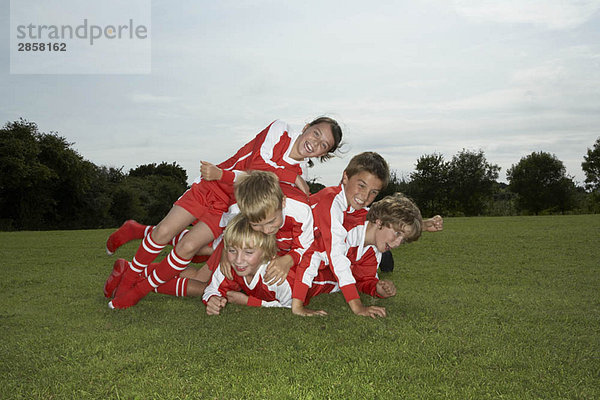 Gruppe junger Fußballer beim Spielen