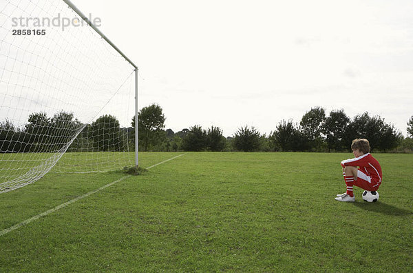 Junger Fußballspieler auf dem Weg zum Tor