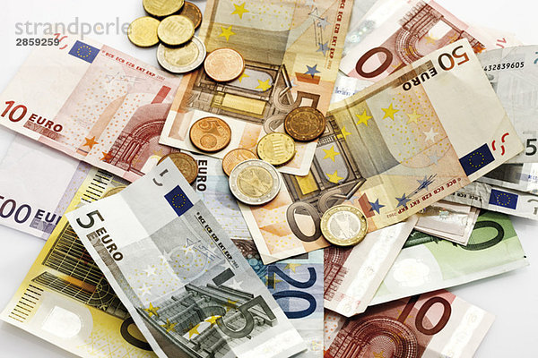 Verschiedene Euro-Münzen und -Banknoten