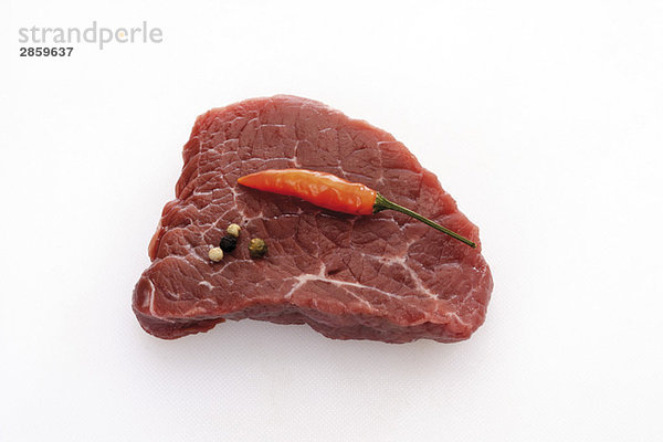 Rohes Steak  Pfefferkörner und Chilischote  erhöhte Ansicht