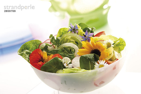 Gemischter Salat mit essbaren Blumen