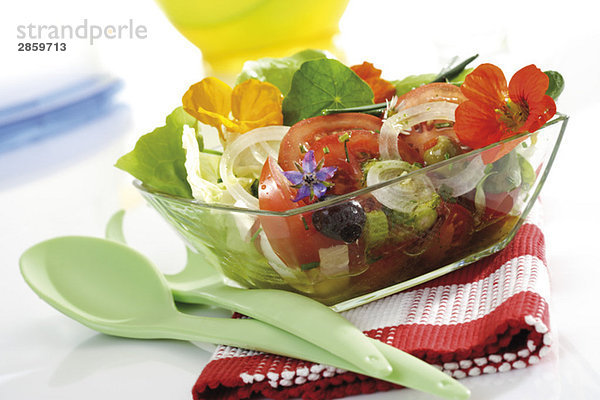 Gemischter Salat mit essbaren Blumen
