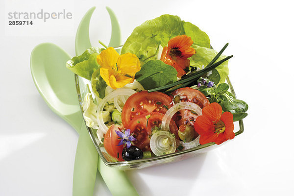 Gemischter Salat mit essbaren Blumen  erhöhte Ansicht