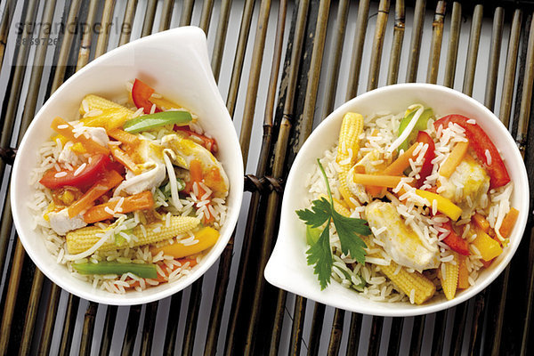 Asiatisches Gericht mit Huhn  verschiedene Gemüse und Reis  erhöhte Ansicht
