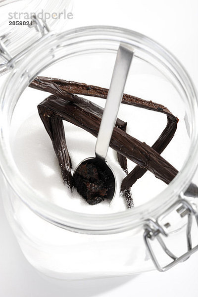 Selbstgemachter Vanillezucker im Einmachglas  erhöhte Ansicht