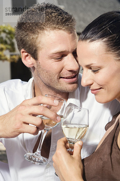 Junges Paar flirtet  hält Weingläser  Nahaufnahme