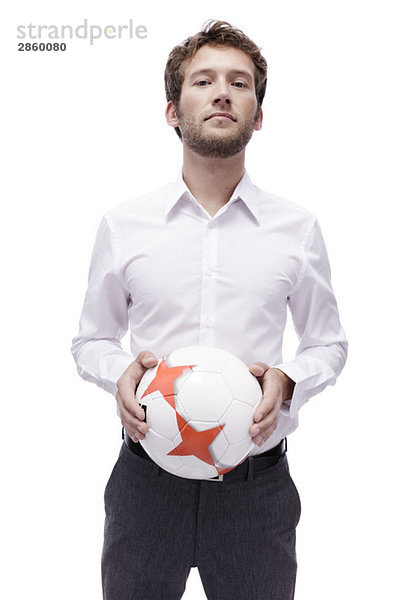 Junger Mann mit Fußball  Portrait