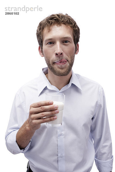 Junger Mann mit einem Glas Milch  Portrait