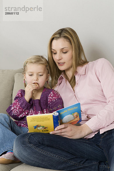 Mutter und Tochter (3-4) lesen Bilderbuch