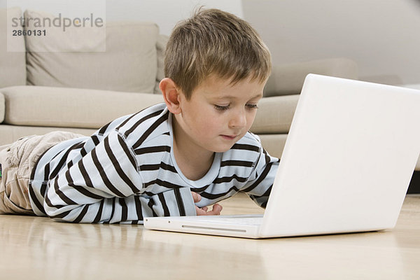 Junge (4-5) mit Laptop