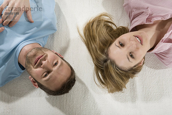 Junges Paar entspannt auf Teppich  erhöhte Aussicht