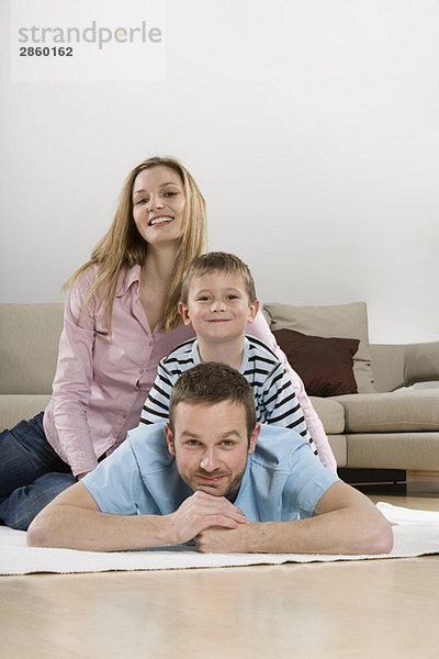 Eltern und Sohn (4-5) zu Hause  lächelnd  Portrait