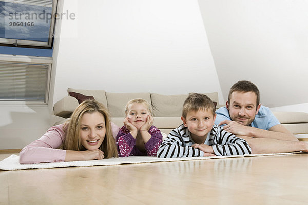 Familie entspannt zu Hause  lächelnd