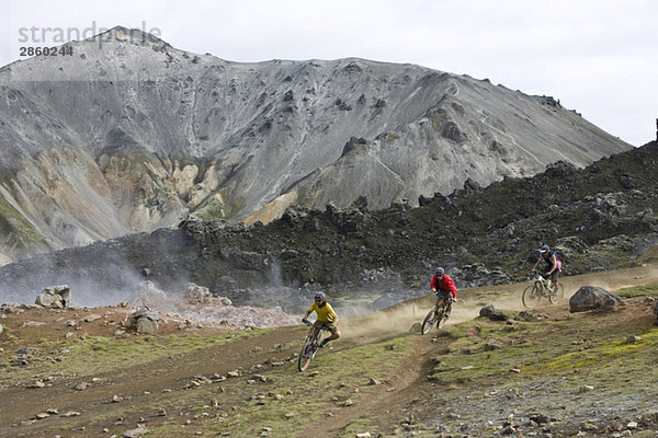 Island  Männer Mountainbiken in hügeliger Landschaft