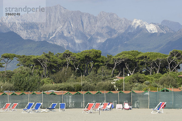 Italy  Tuscany  Forte dei Marmi  Canvas chairs on beach