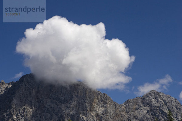 Österreich  Wetterstein  Berg mit Wolken