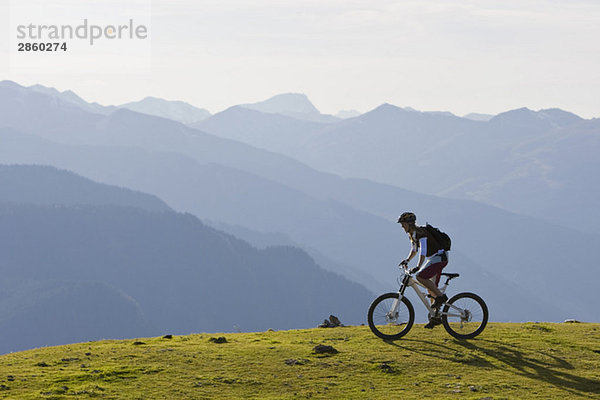 Österreich  Salzburger Land  Zell am See  Frauen Mountainbiking