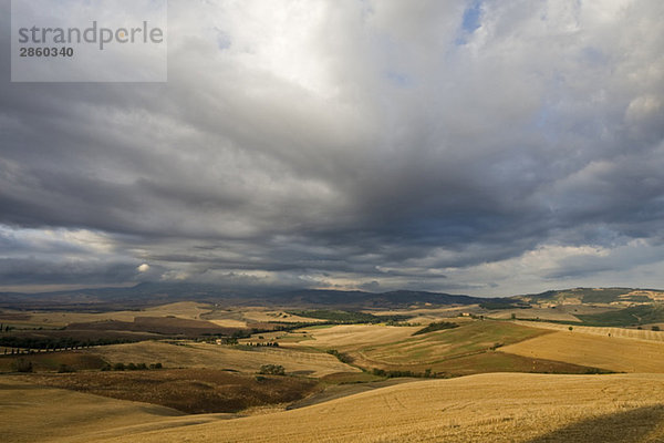 Italien  Toskana  geerntete Maisfelder und Gewitterwolken