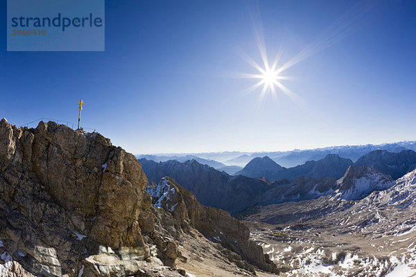 Deutschland  Bayern  Wettersteingebirge  Zugspitze  Gipfelkreuz