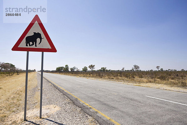 Afrika  Namibia  Elefantenkreuzungszeichen