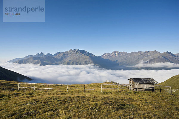 Österreich  Großglockner  Berglandschaft  Hütte und Wolken